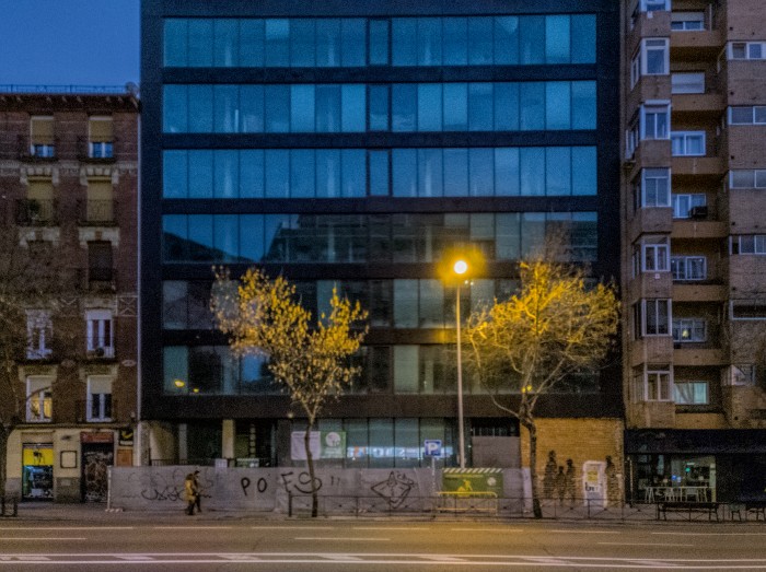 fotografia edificio en obras fachada ventanas hogares arquitectura paisaje urbano siuacionismo psicogeografia antonio beltran